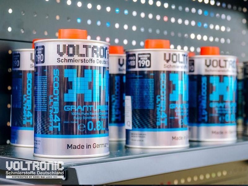 Kệ hàng với nhiều sản phẩm dầu nhớt đa cấp Voltronic chính hãng